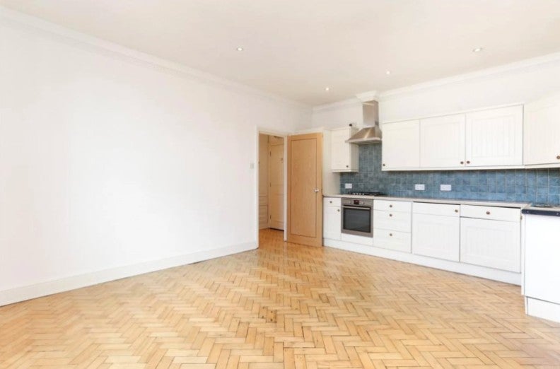 Flat Sutton Court Road in Greater London