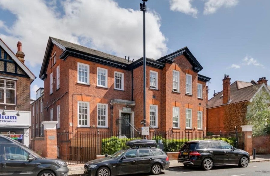 Flat Sutton Court Road in Greater London