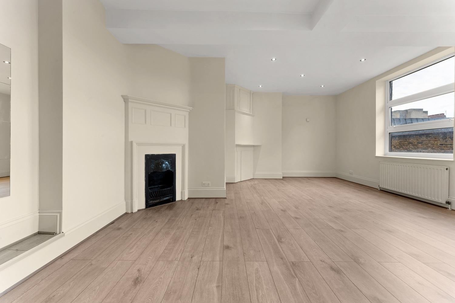 Flat Commercial Road in Greater London
