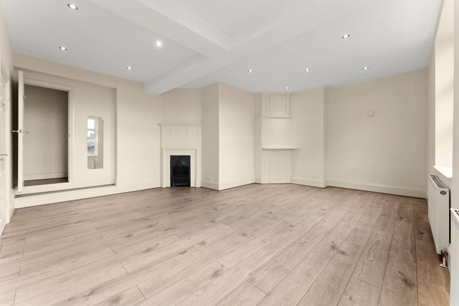 Flat Commercial Road in Greater London