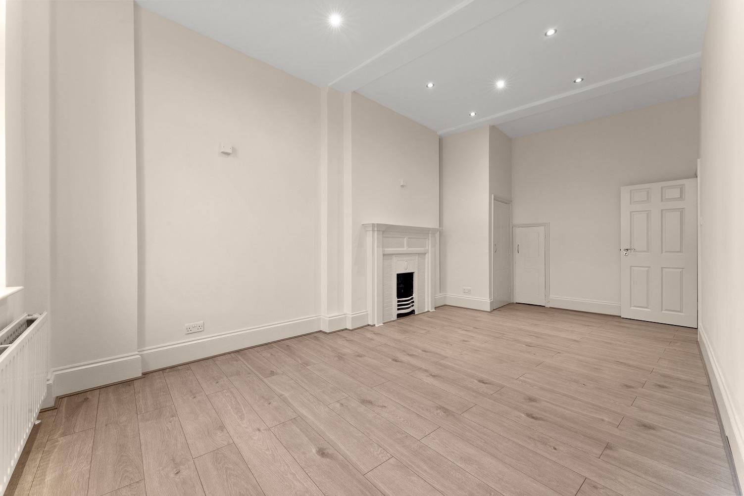 Flat Commercial Road in Greater London