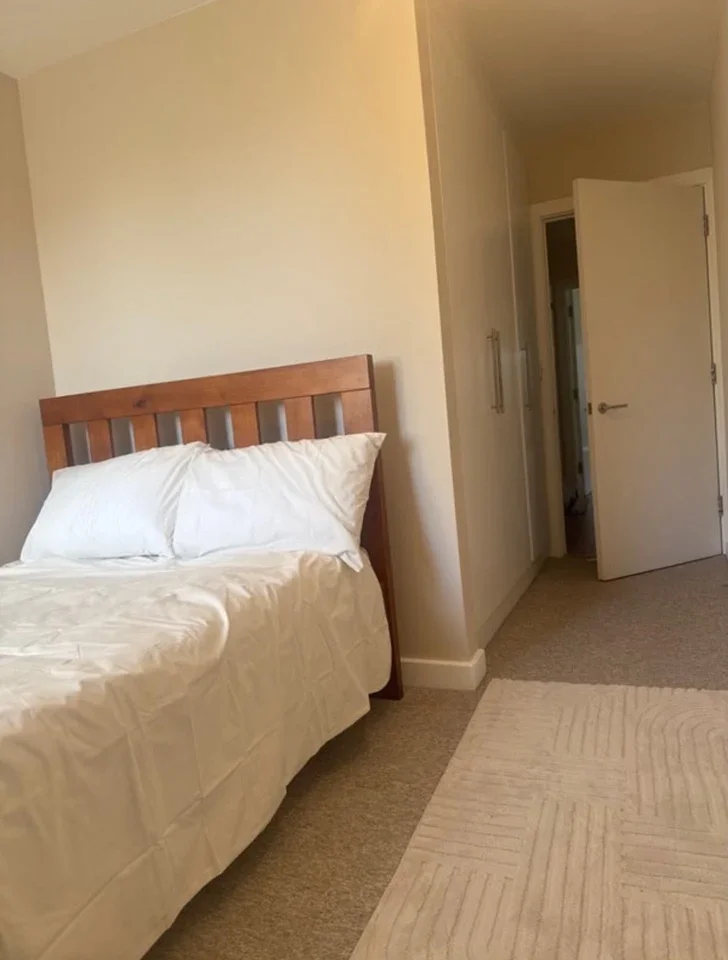 Room Gunnersbury Lane in Greater London