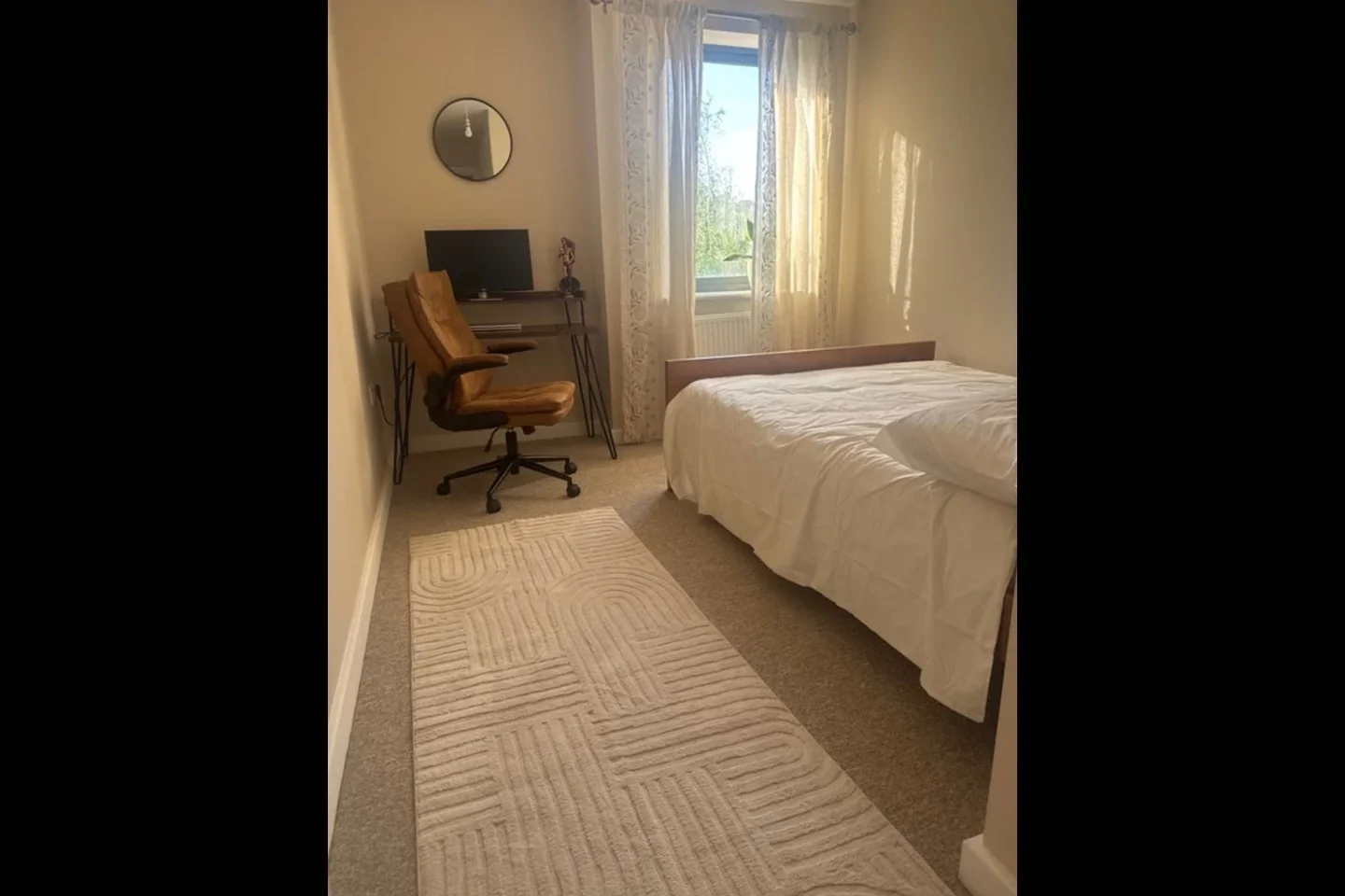 Room Gunnersbury Lane in Greater London