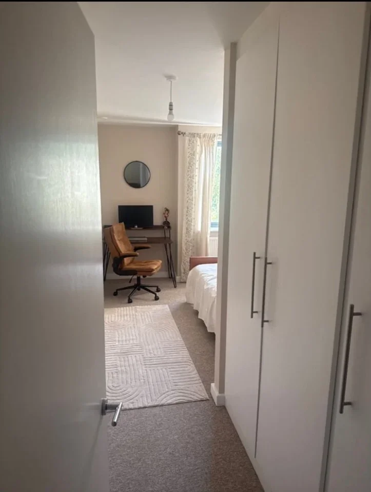 Room Gunnersbury Lane in Greater London