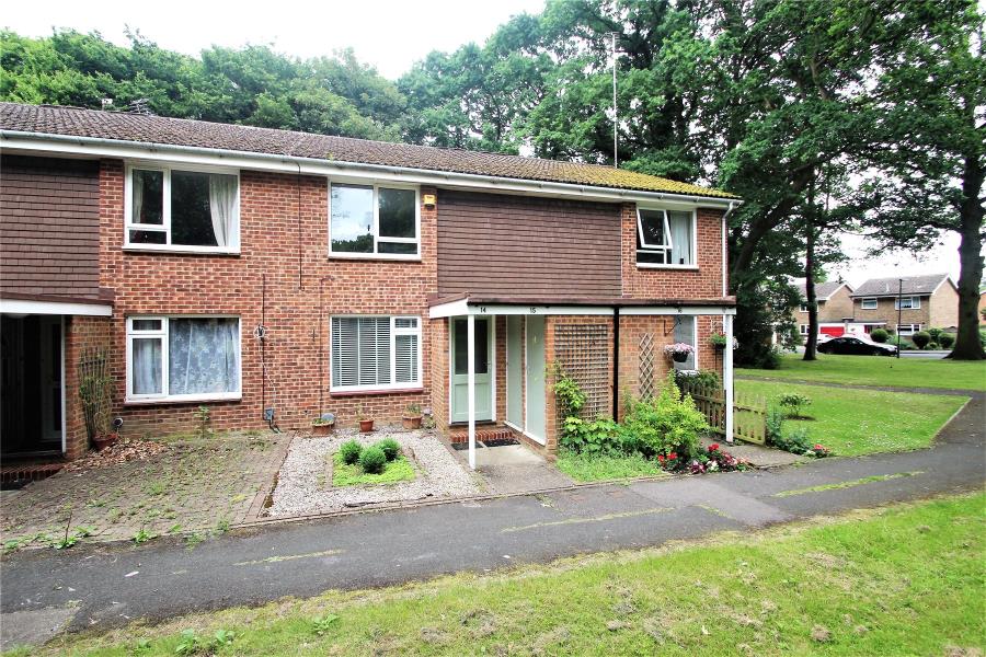 Flat Kenton Way in Woking