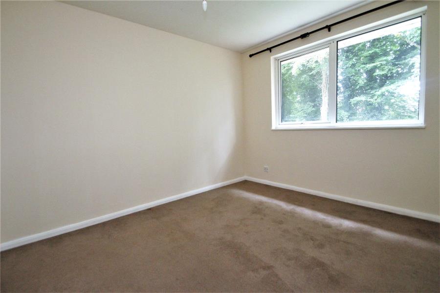 Flat Kenton Way in Woking