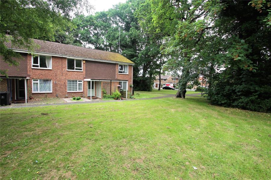Flat Kenton Way in Woking