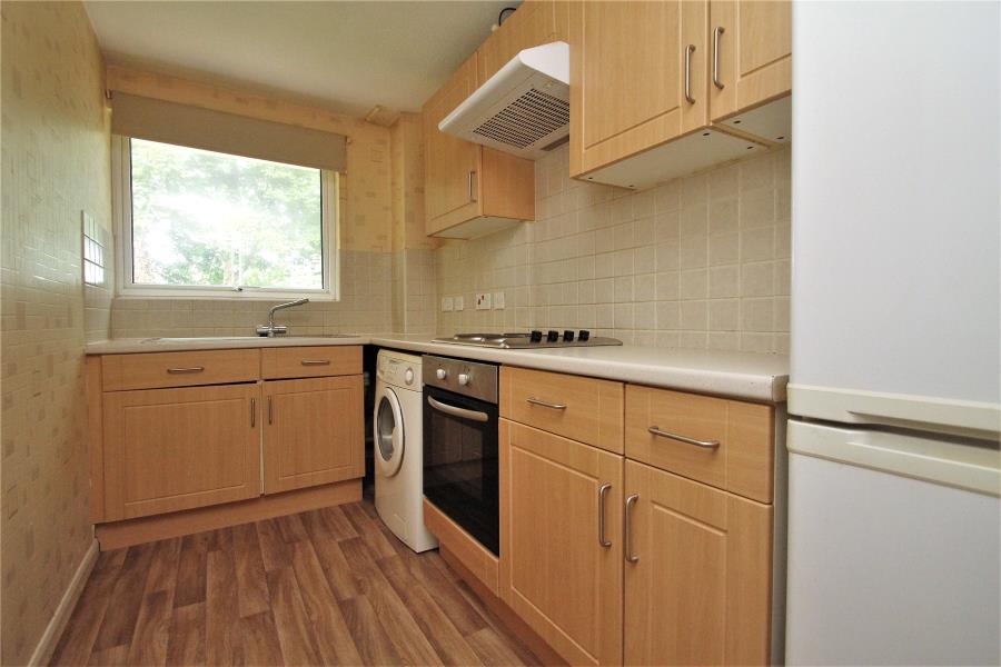 Flat Kenton Way in Woking