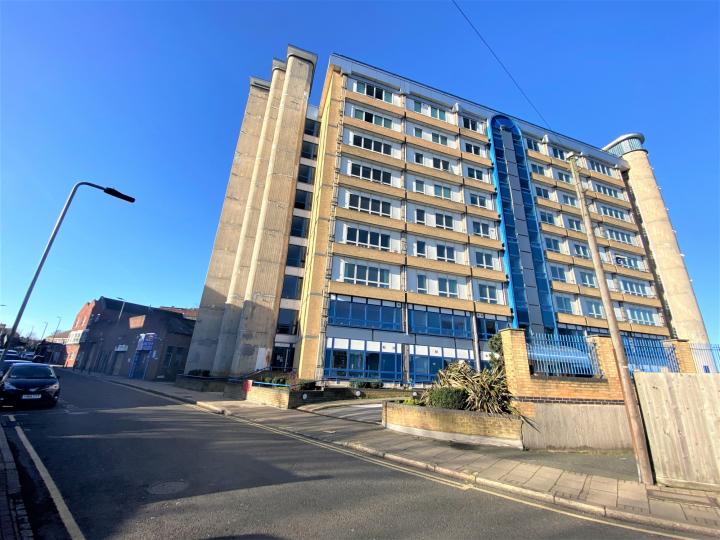 Flat Sherman Road in Greater London