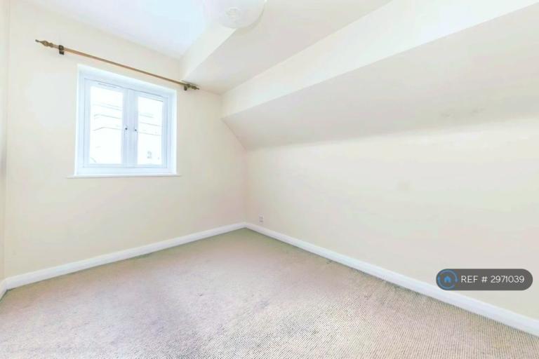 Flat Craven Avenue in Greater London