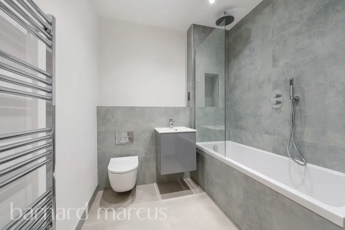 Flat Westmead Road in Greater London