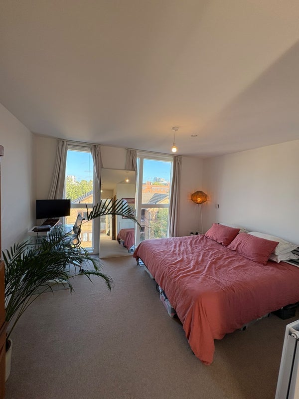 Room Laburnum Street in Greater London