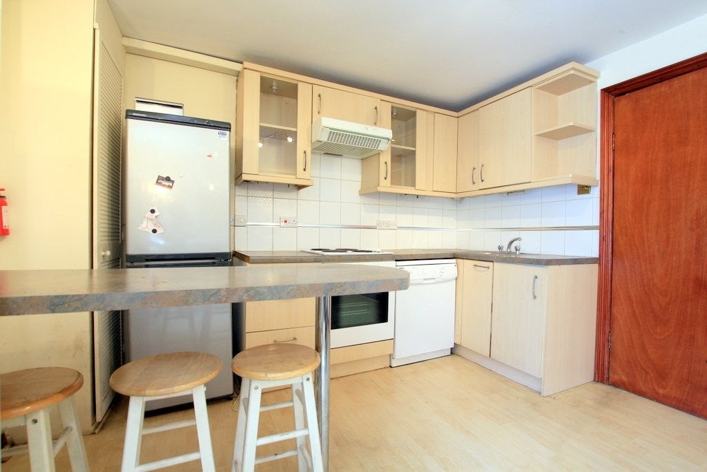 Flat Putney Bridge Road in Greater London