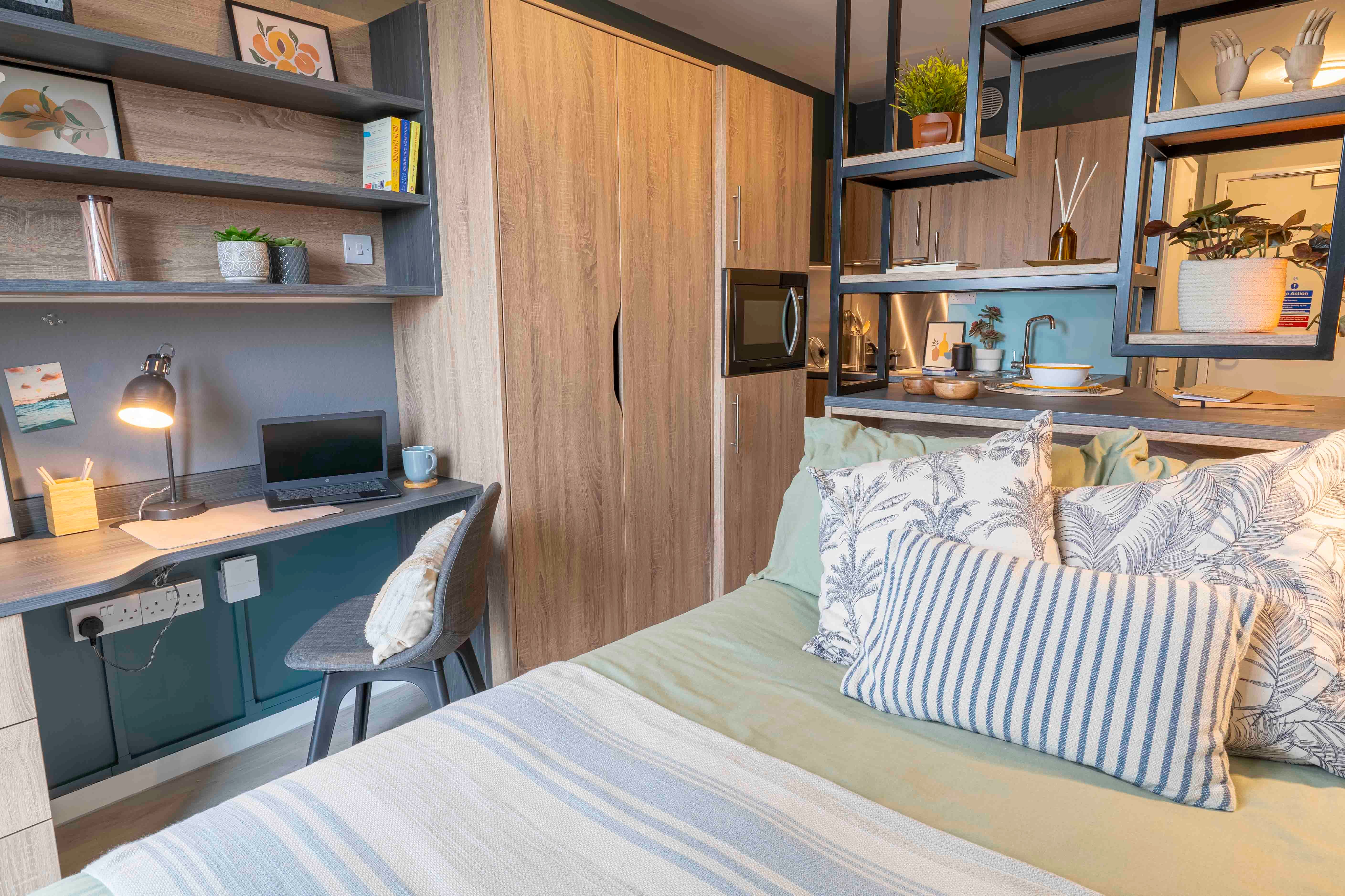 Room Shepherds Bush Road in Greater London