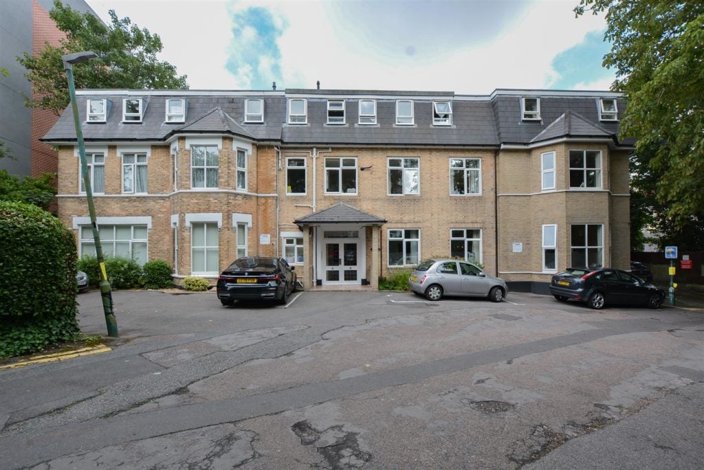 Flat Wootton Mount in Bournemouth