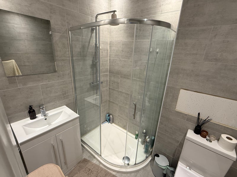 Room Graham Road in Greater London