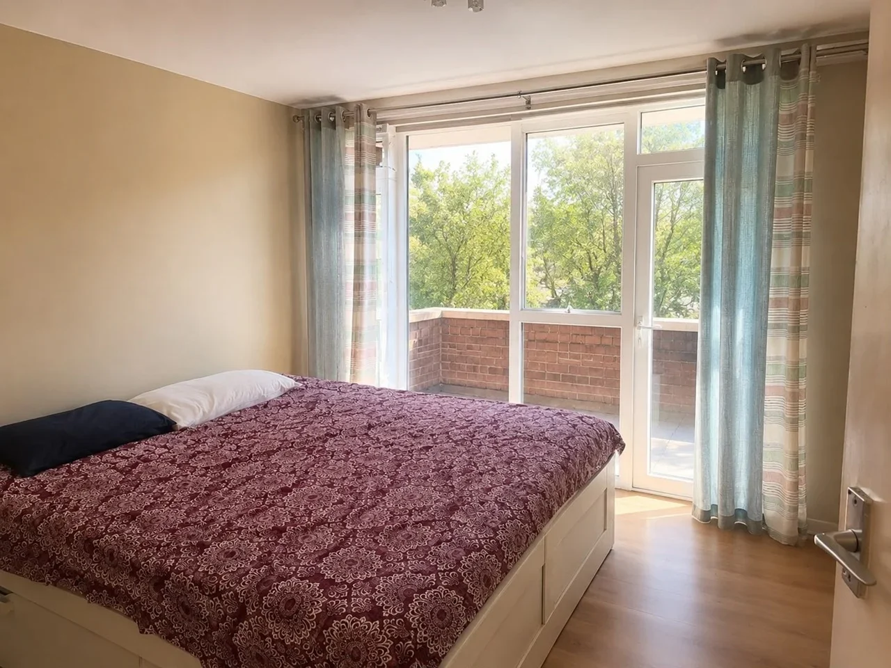 Room Mayfield Close in London