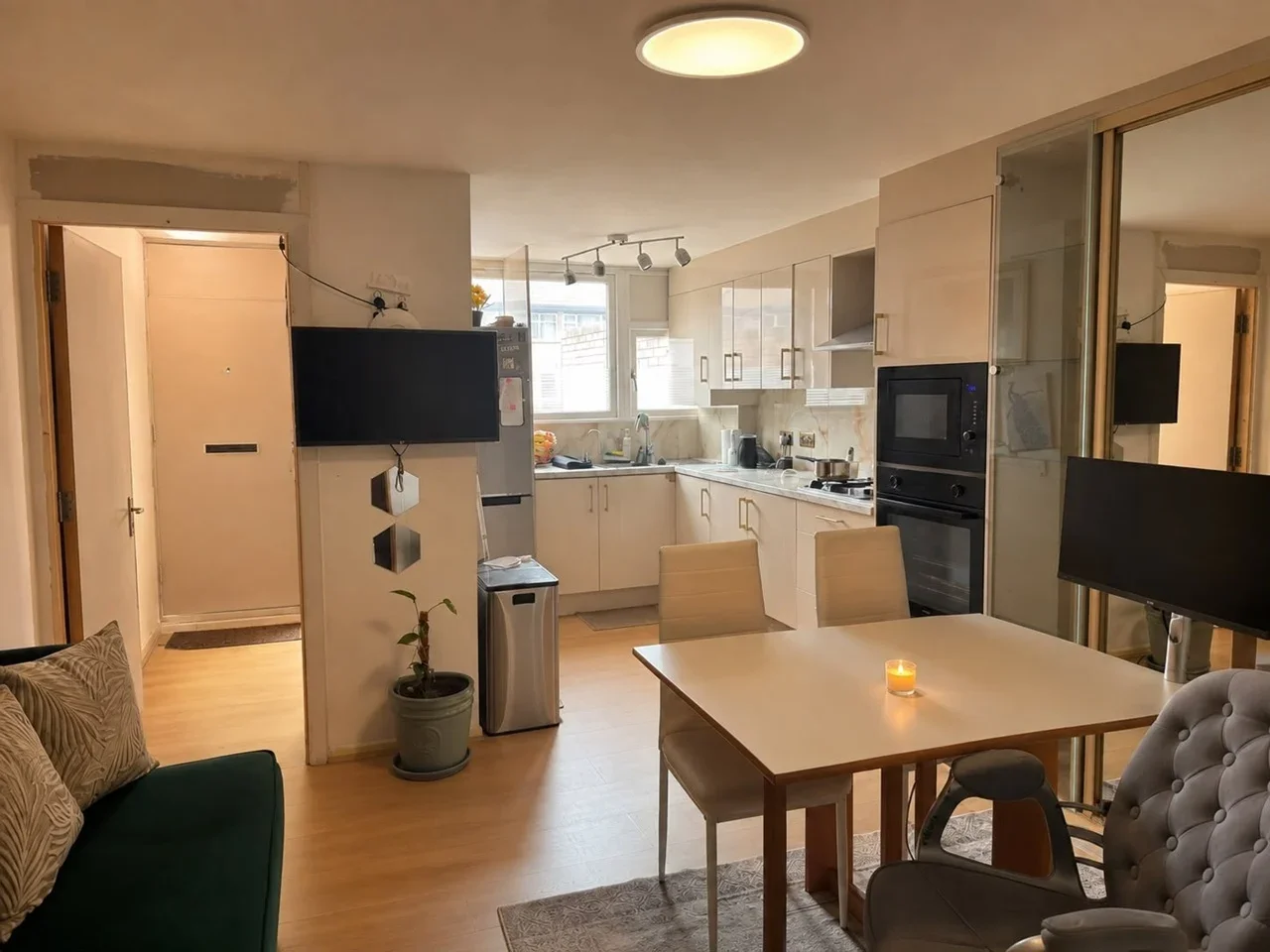 Room Mayfield Close in London