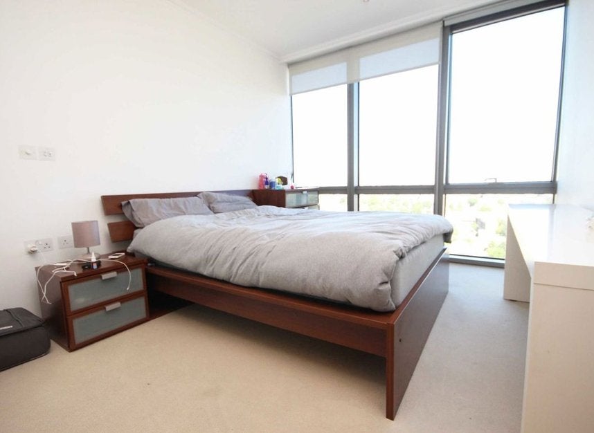 Flat Hertsmere Road in Greater London