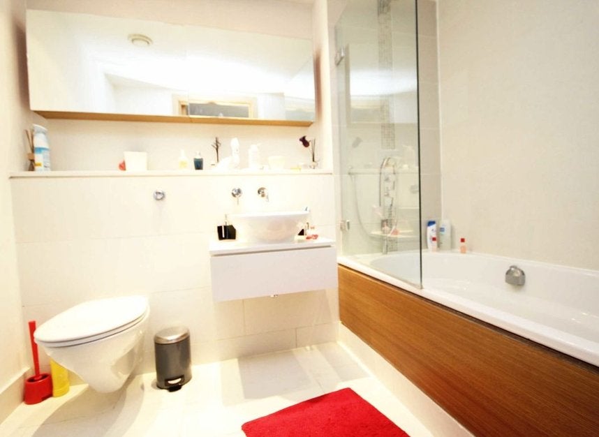 Flat Hertsmere Road in Greater London