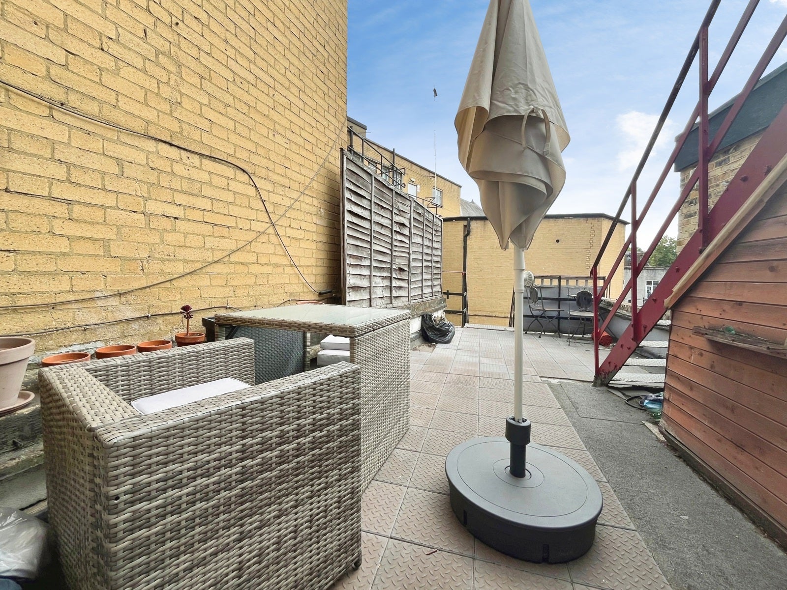 Flat New Broadway in Greater London