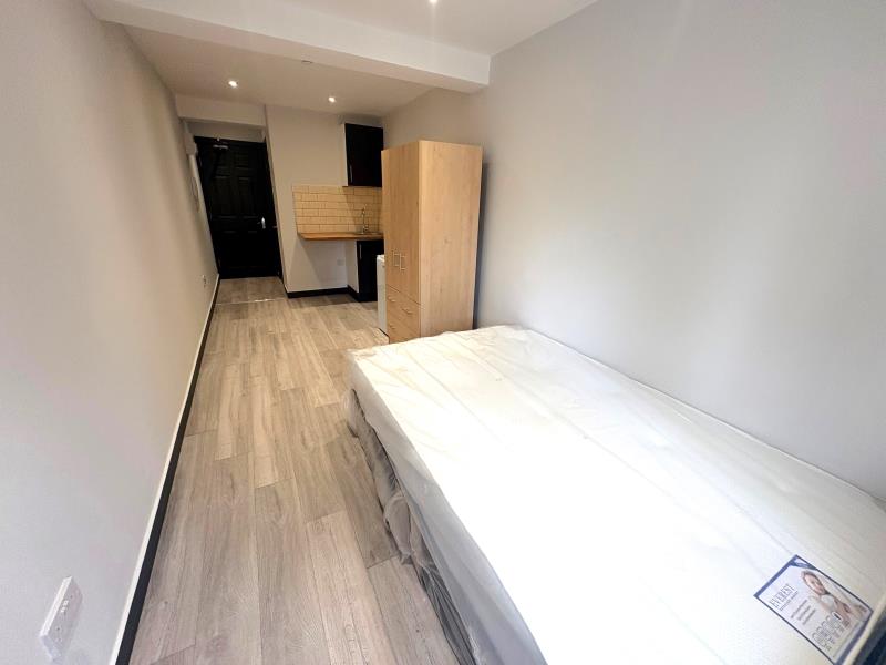 Flat Raymond Crescent in Guildford