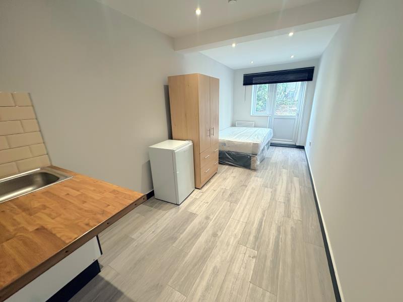 Flat Raymond Crescent in Guildford