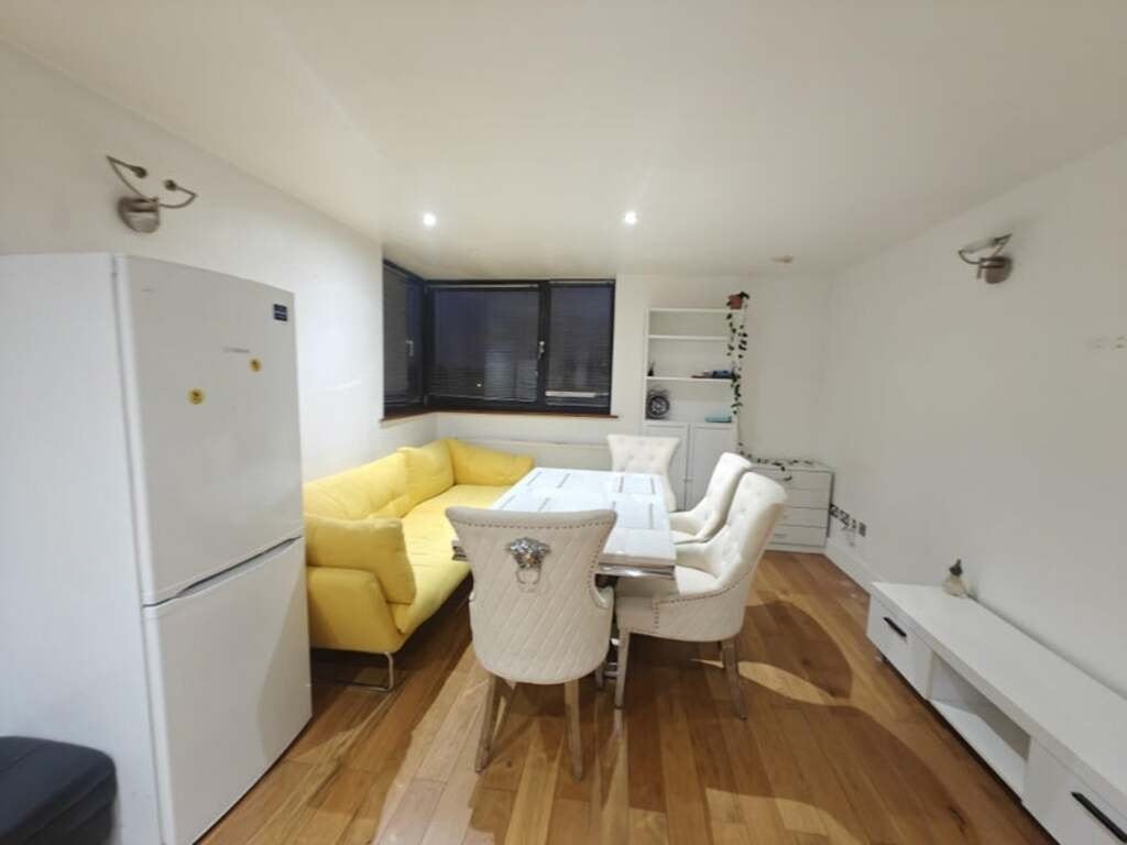 Room Green Street in Greater London