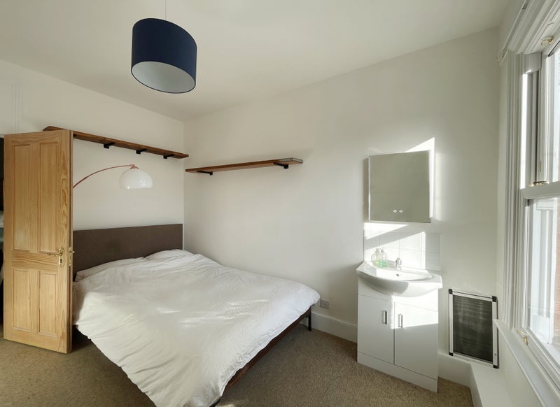 Room Elmhurst Road in Greater London
