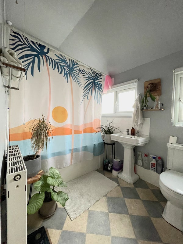 Room Elmhurst Road in Greater London
