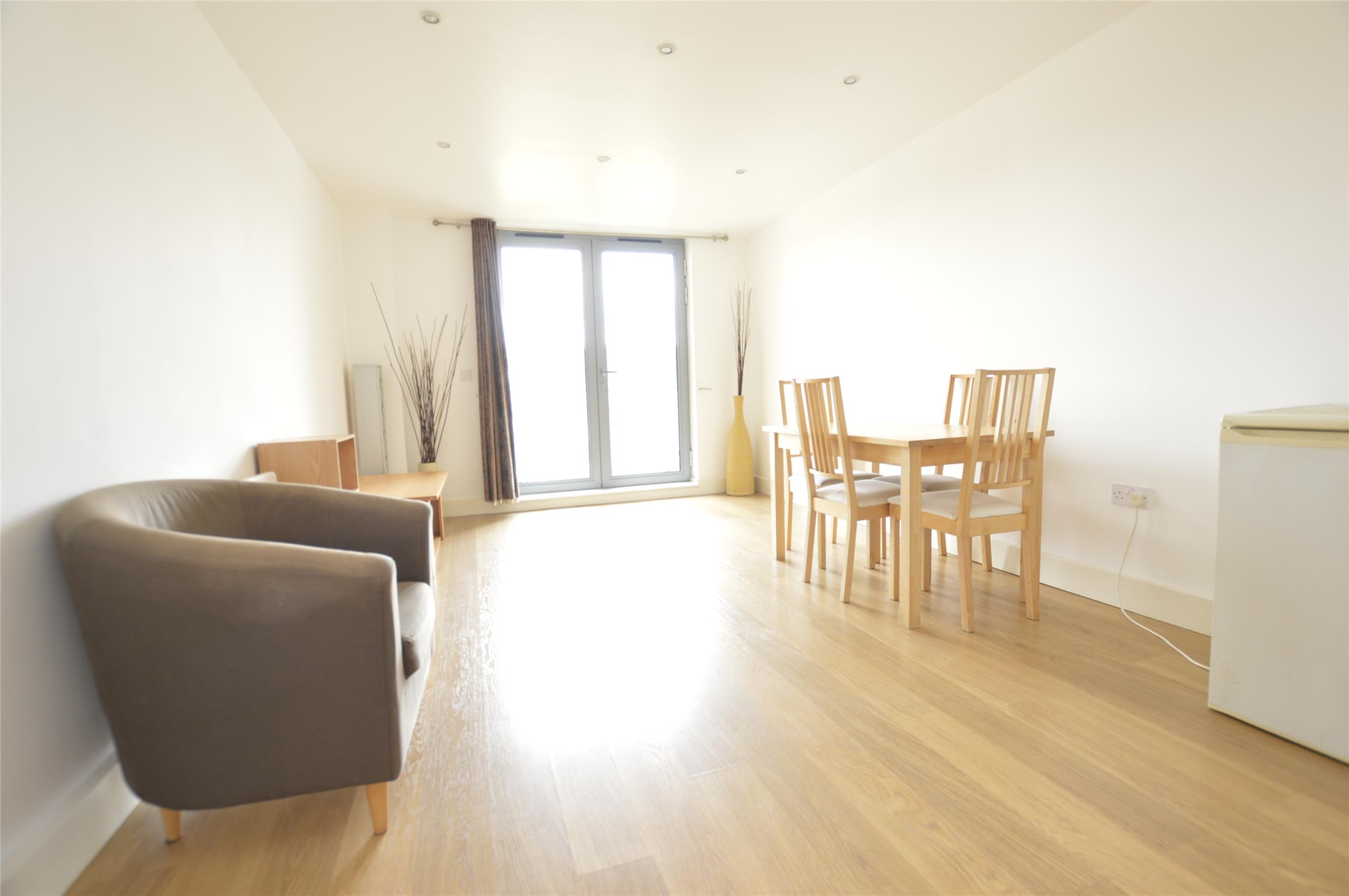 Flat Whytecliffe Road South in Greater London