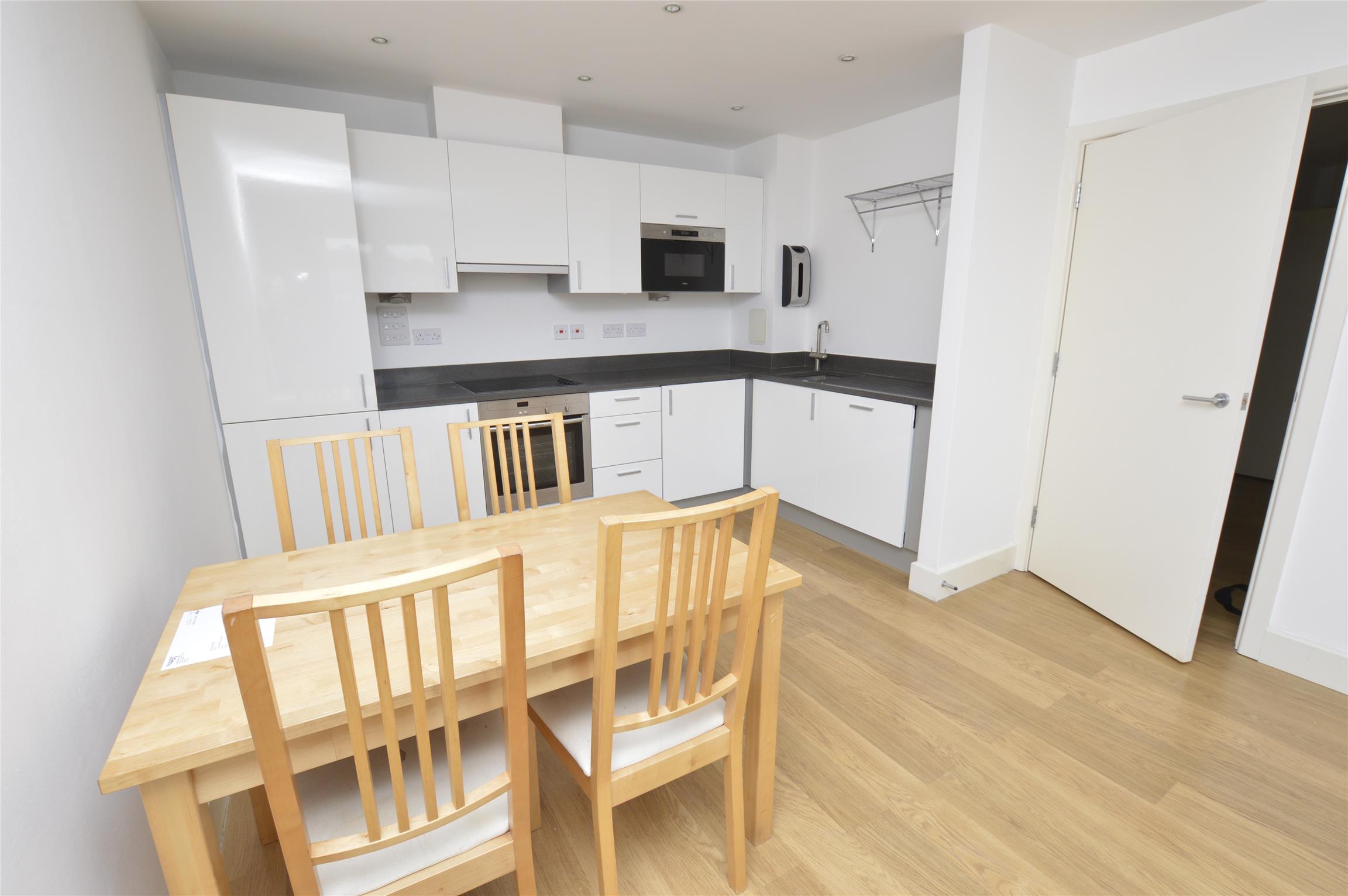 Flat Whytecliffe Road South in Greater London