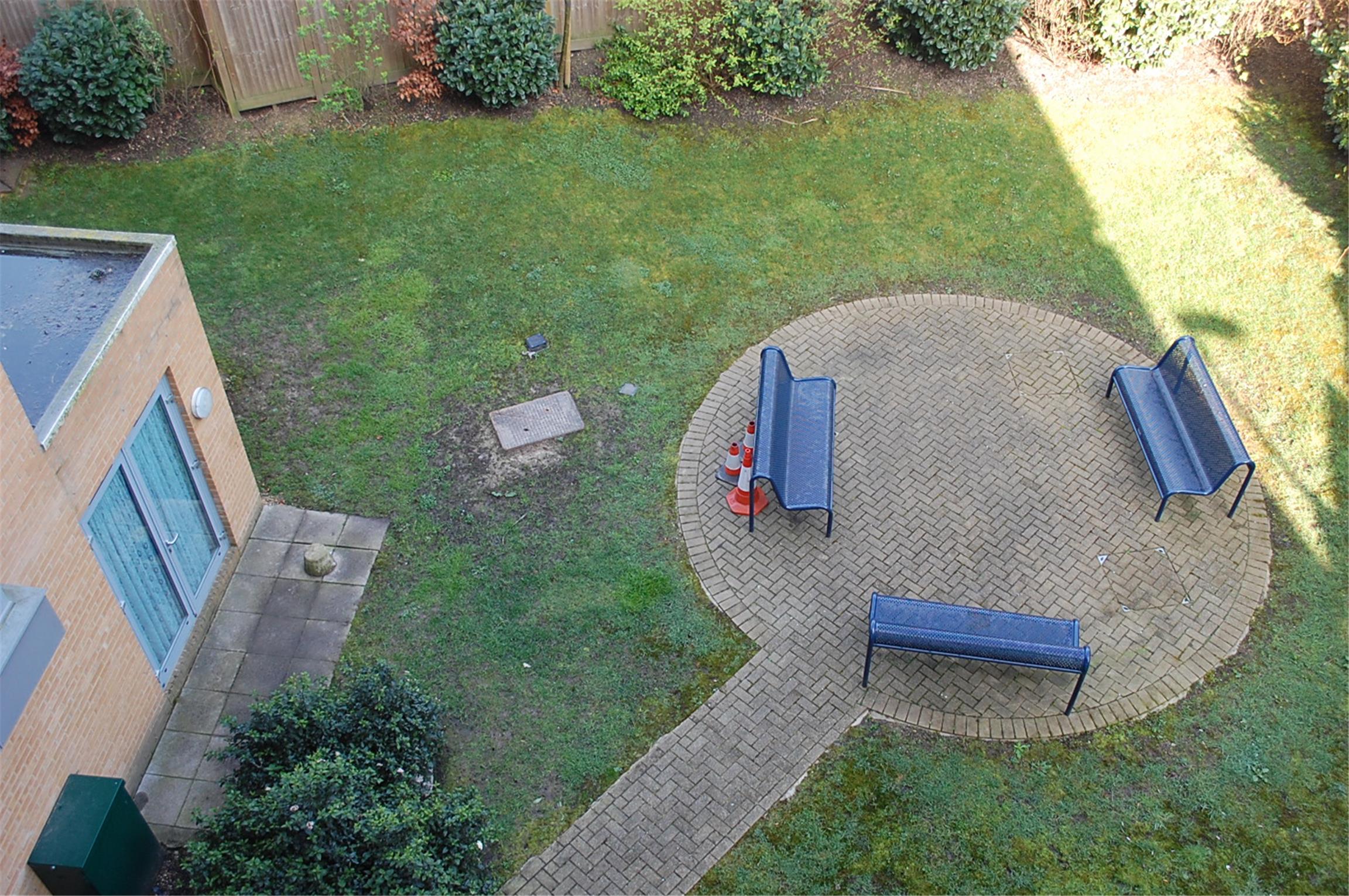 Flat Whytecliffe Road South in Greater London