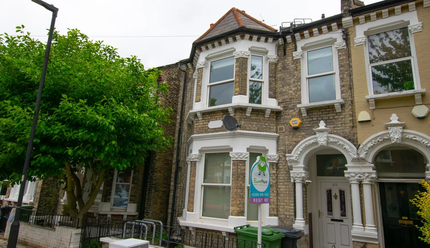 Flat Beechdale Road in Greater London