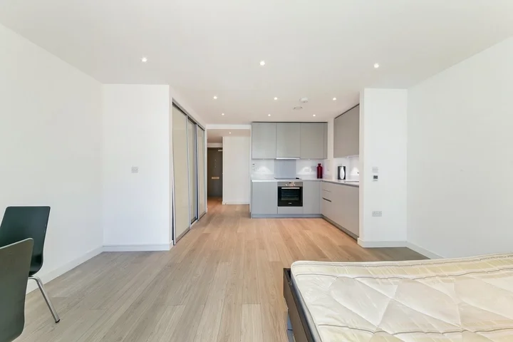Flat Wellesley Road in Greater London