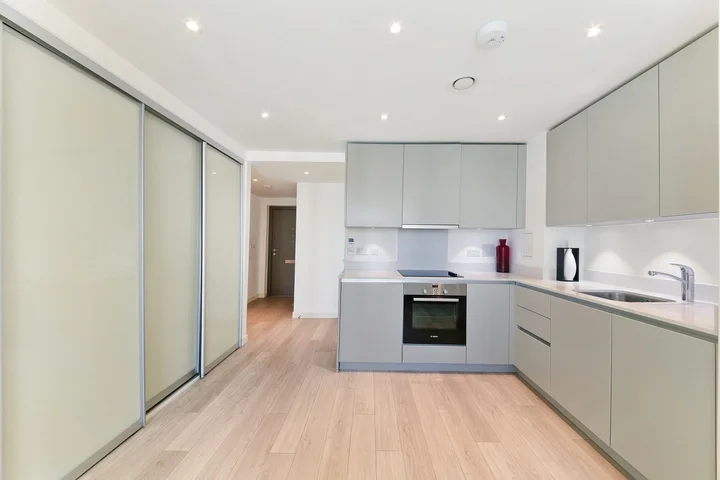 Flat Wellesley Road in Greater London