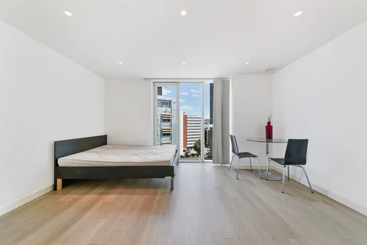 Flat Wellesley Road in Greater London