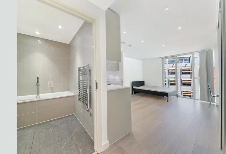 Flat Wellesley Road in Greater London
