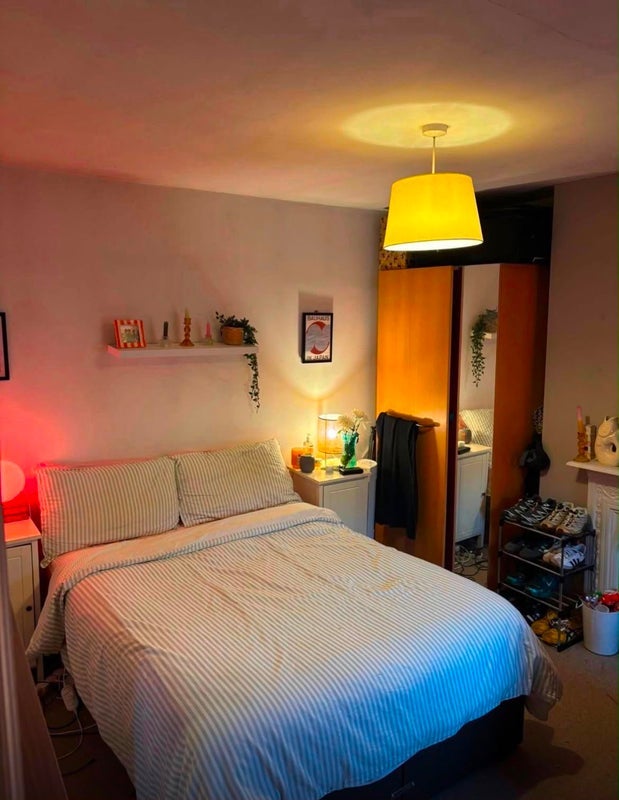 Room Kingswood Road in Greater London