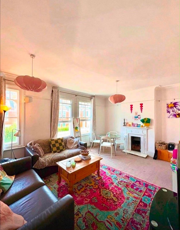 Room Kingswood Road in Greater London