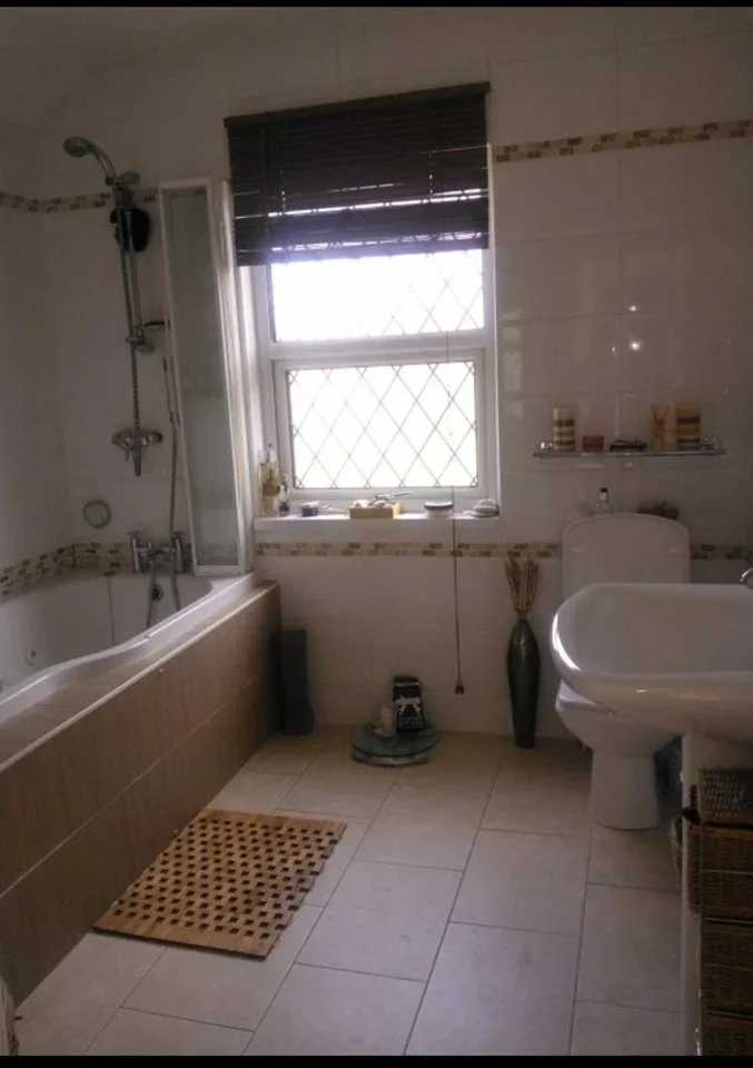 Room Hilliard Road in Greater London