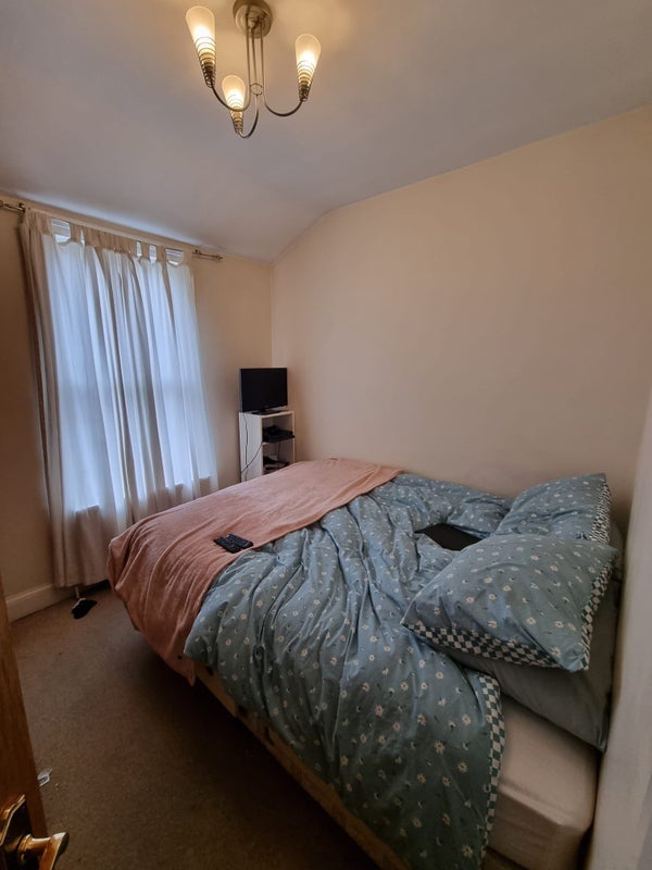 Room Collingbourne Road in Greater London