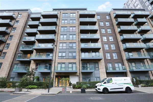 Flat Caversham Road in Greater London