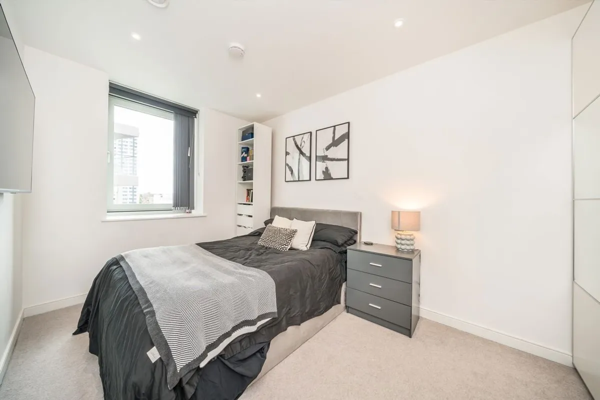 Flat Buckhold Road in Greater London