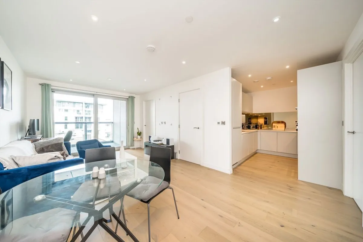 Flat Buckhold Road in Greater London
