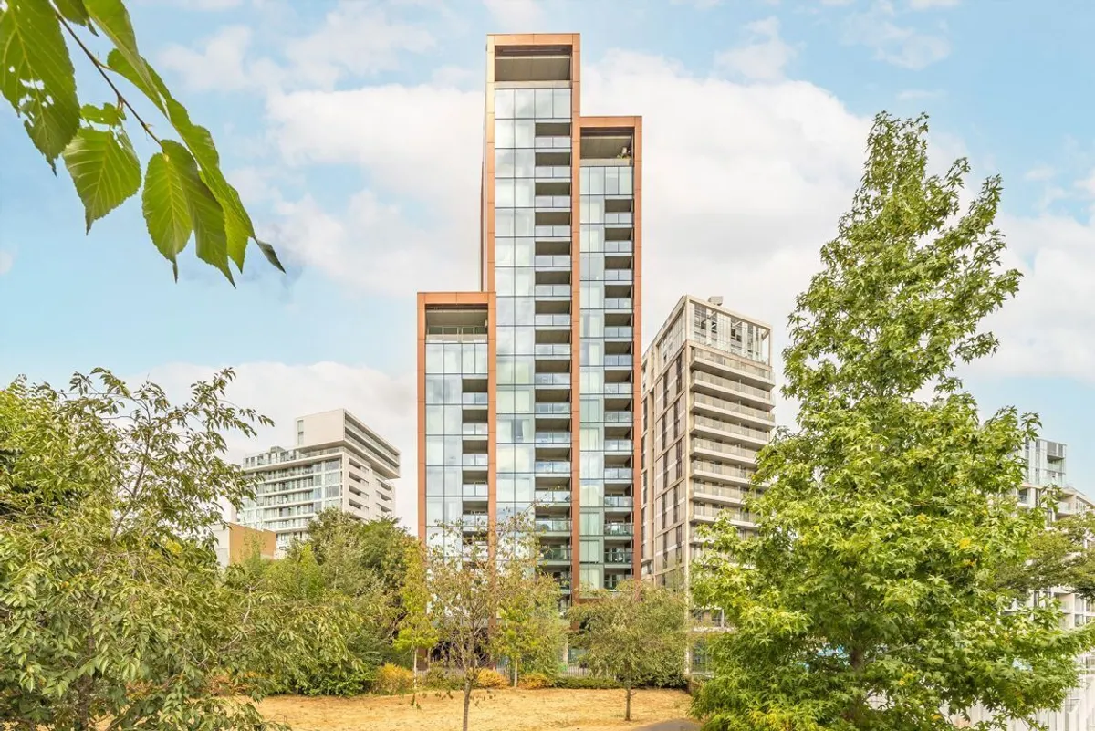 Flat Buckhold Road in Greater London