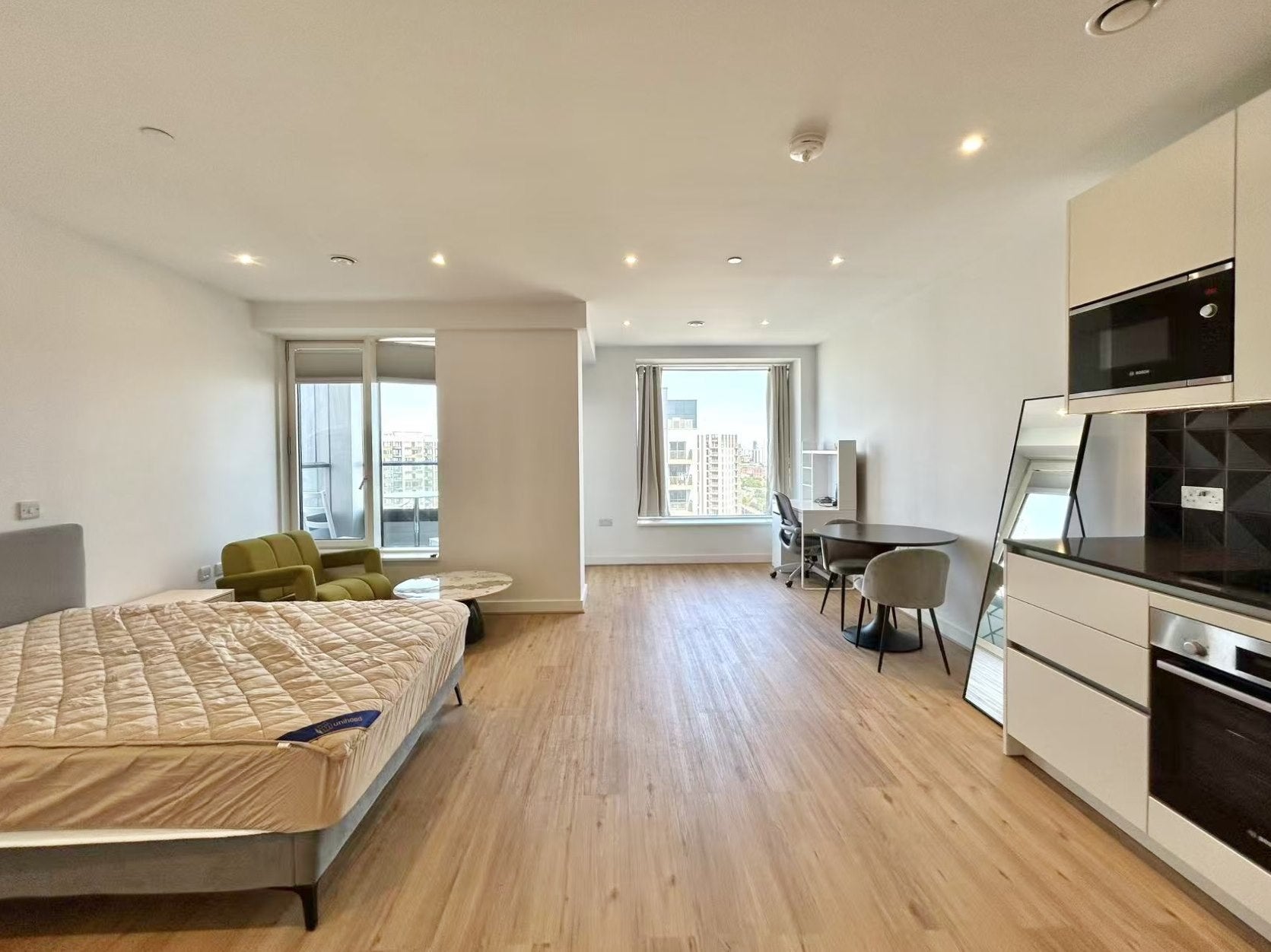 Flat Deacon Street in Greater London