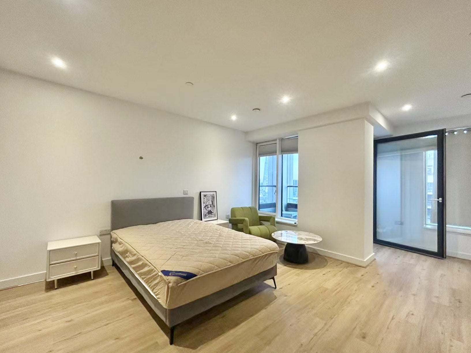 Flat Deacon Street in Greater London