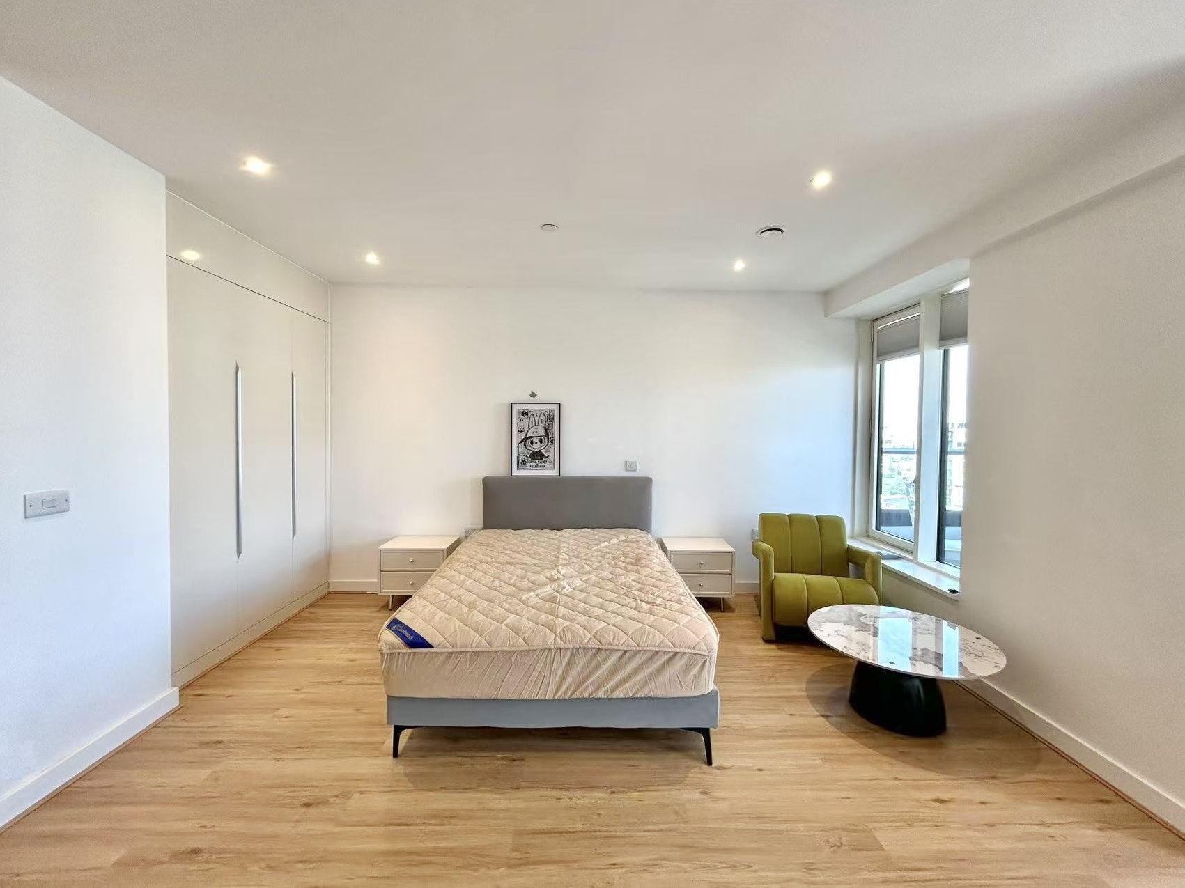 Flat Deacon Street in Greater London