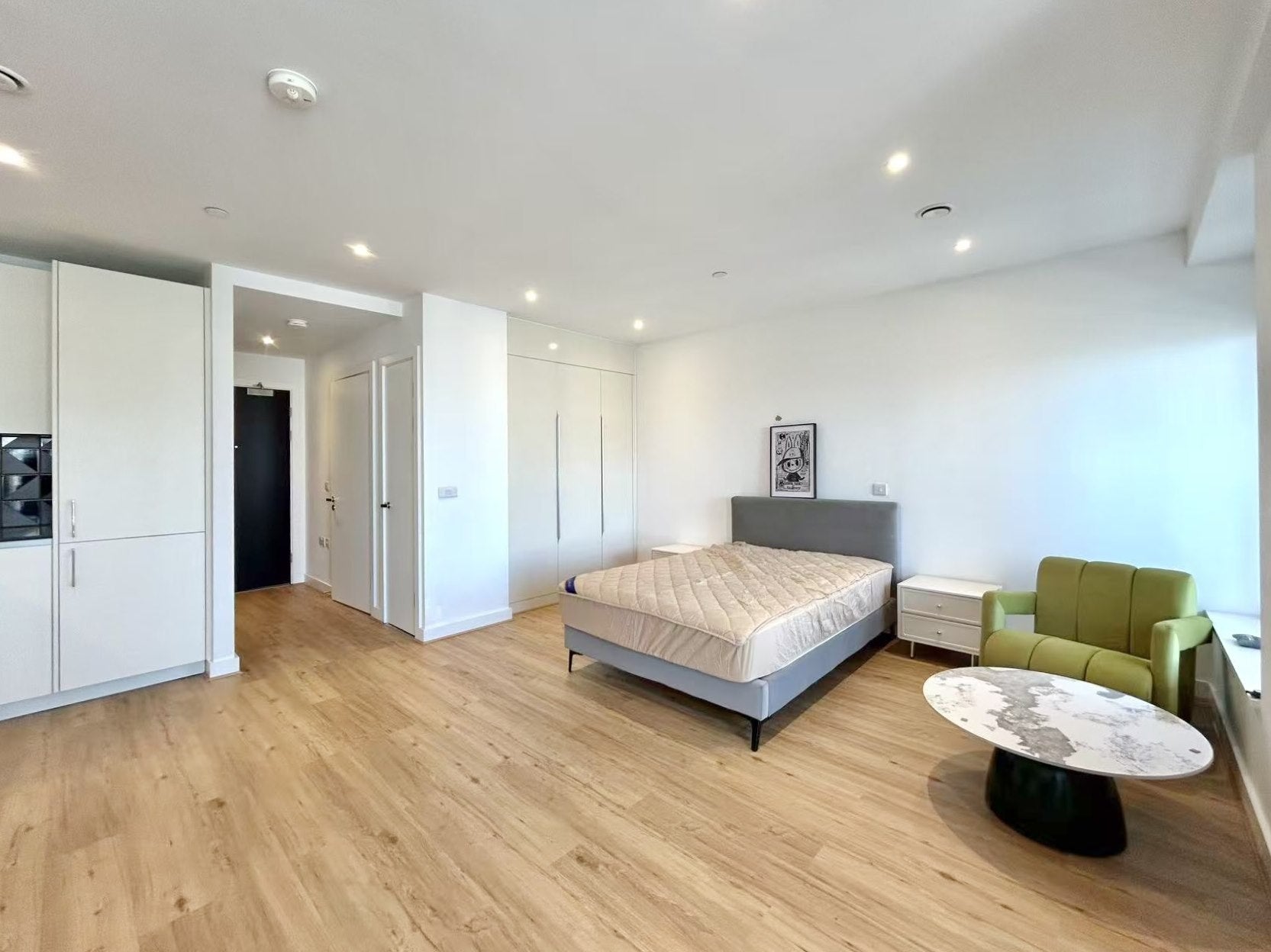 Flat Deacon Street in Greater London